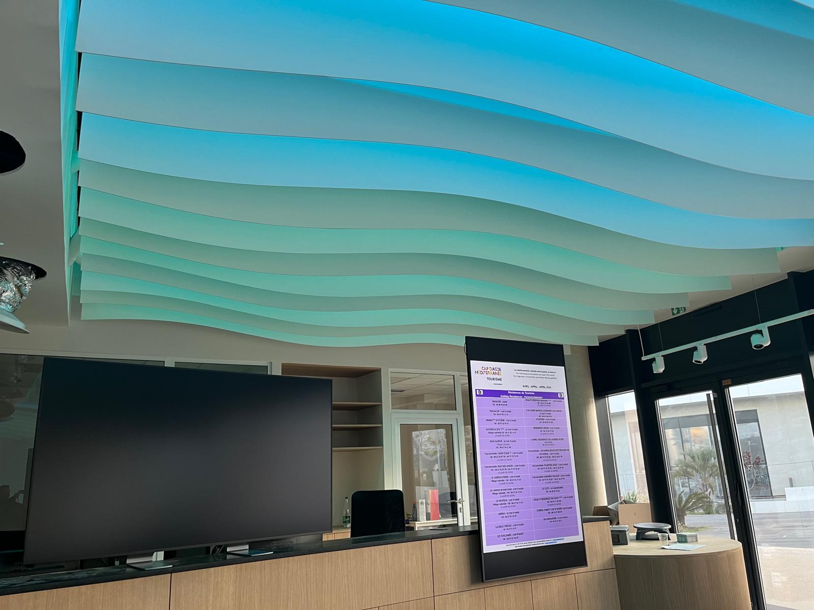 Installation d'éclairage d'ambiance synchronisé avec mur vidéo
